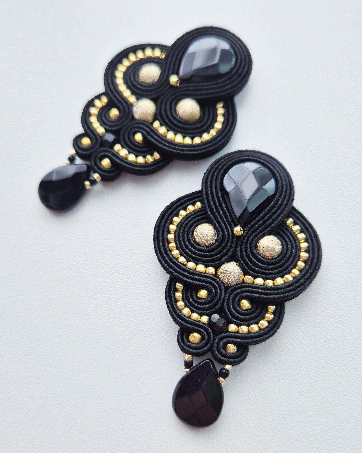 Fez - Cercei Soutache Cu Auriu & Onix Negru