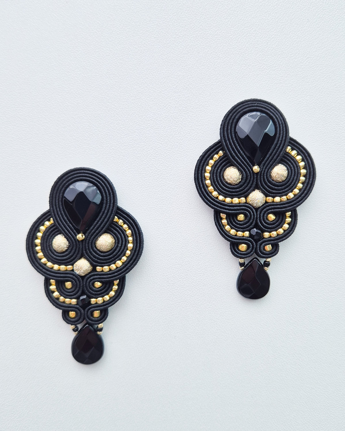 Fez - Cercei Soutache Cu Auriu & Onix Negru 